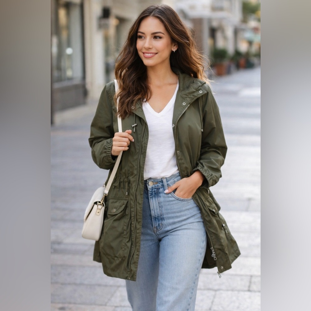 WomensClassic Olive Raincoat size 8✨